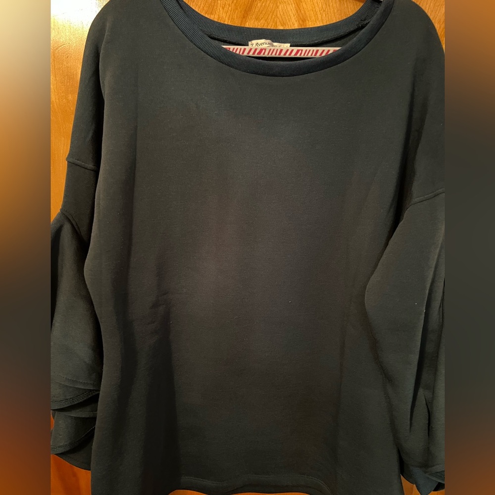 GUC green with ruffle sleeves sweatshirt